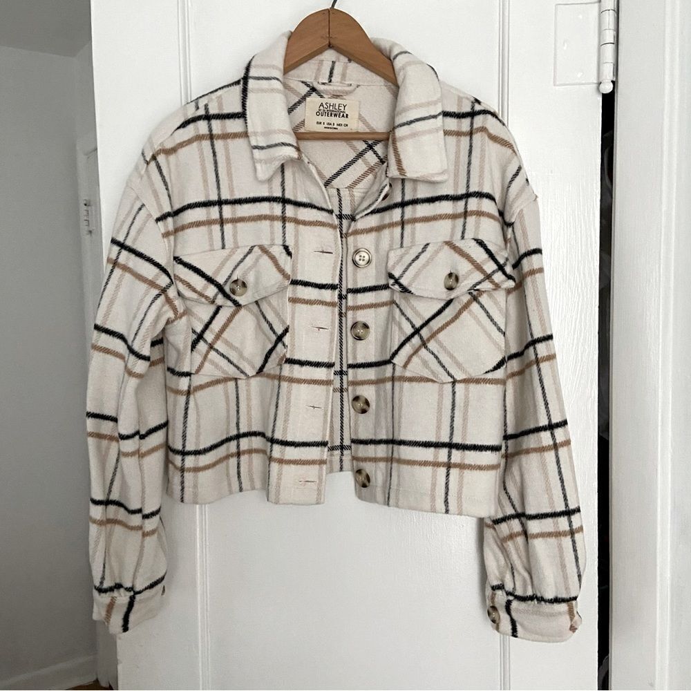 Ashley By 26 International Outerwear Cream Plaid‎ Flannel Cropped Shacket Small